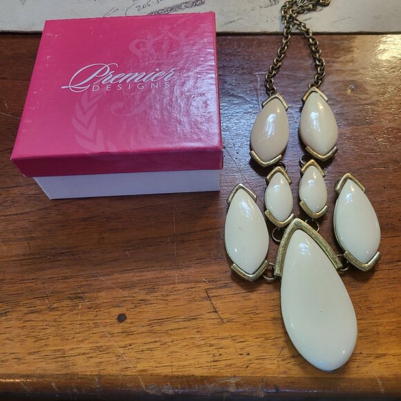 20" STONED NECKLACE ,VERY BEAUTIFUL BY PREMIER DESIGNS - Picture 1 of 2